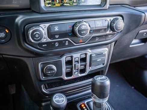 Used 2018 Jeep Wrangler Unlimited Sahara w/ Uconnect 4C Nav & Sound Group image 21