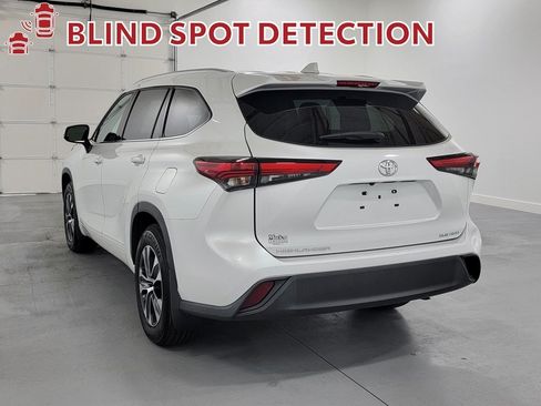 Used 2022 Toyota Highlander XLE AWD/4WD image 7