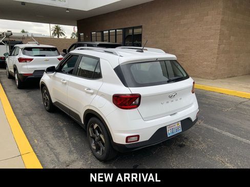 Used 2025 Hyundai Venue SEL FWD image 5