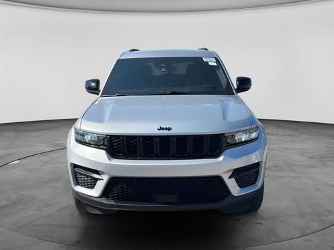 Used 2024 Jeep Grand Cherokee Altitude AWD/4WD image 4