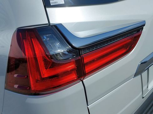 Used 2018 Lexus LX 570 4WD image 38