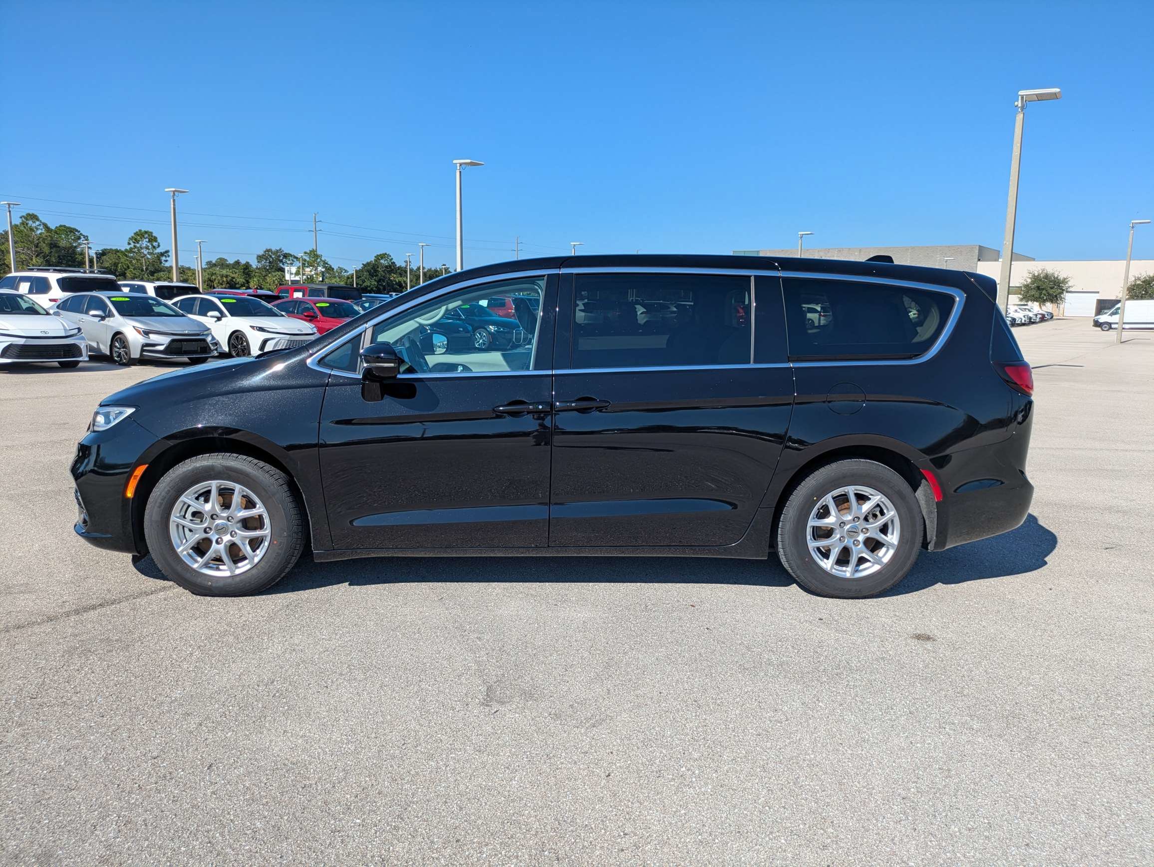 Used 2024 Chrysler Pacifica Touring-L FWD image 7