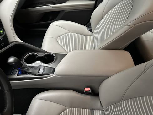 Used 2024 Toyota Camry SE image 32