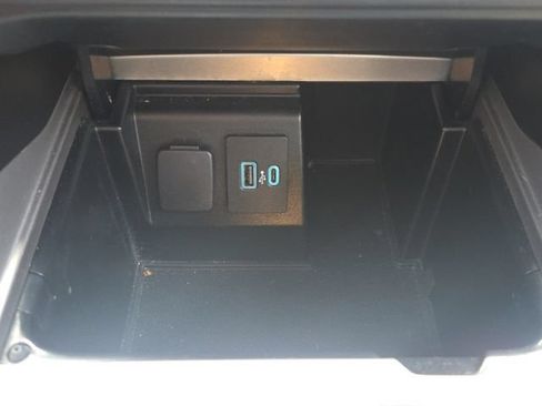 Used 2020 Ford Explorer XLT w/ Equipment Group 202A AWD/4WD image 34