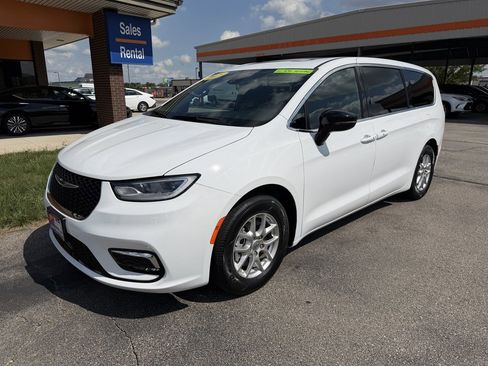 Used 2025 Chrysler Pacifica Select FWD image 1