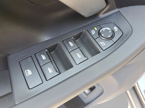 Used 2025 BMW i5 eDrive40i w/ Premium Package image 15