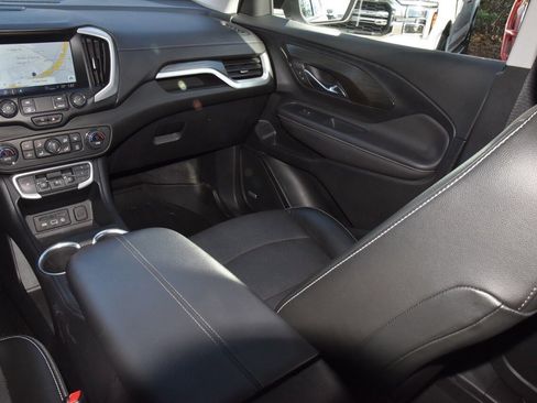 Used 2022 GMC Terrain SLT w/ Infotainment Package II image 17