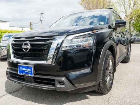 Used 2022 Nissan Pathfinder SV AWD/4WD image 2
