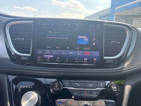 Used 2025 Chrysler Pacifica Limited FWD image 22