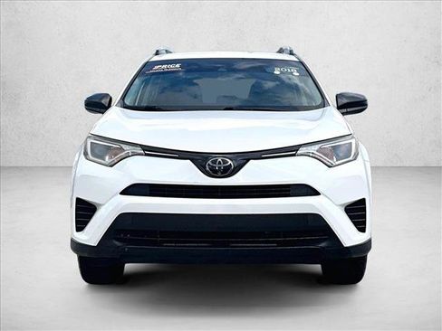 Used 2018 Toyota RAV4 LE FWD image 3