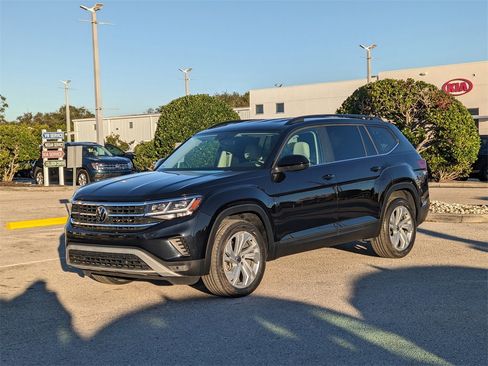 Certified 2022 Volkswagen Atlas SE image 2