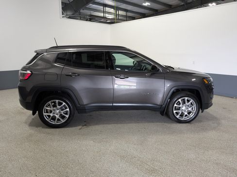 Used 2024 Jeep Compass Latitude AWD/4WD image 2