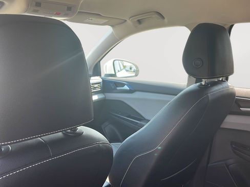 Certified 2022 Volkswagen Taos SE FWD image 18