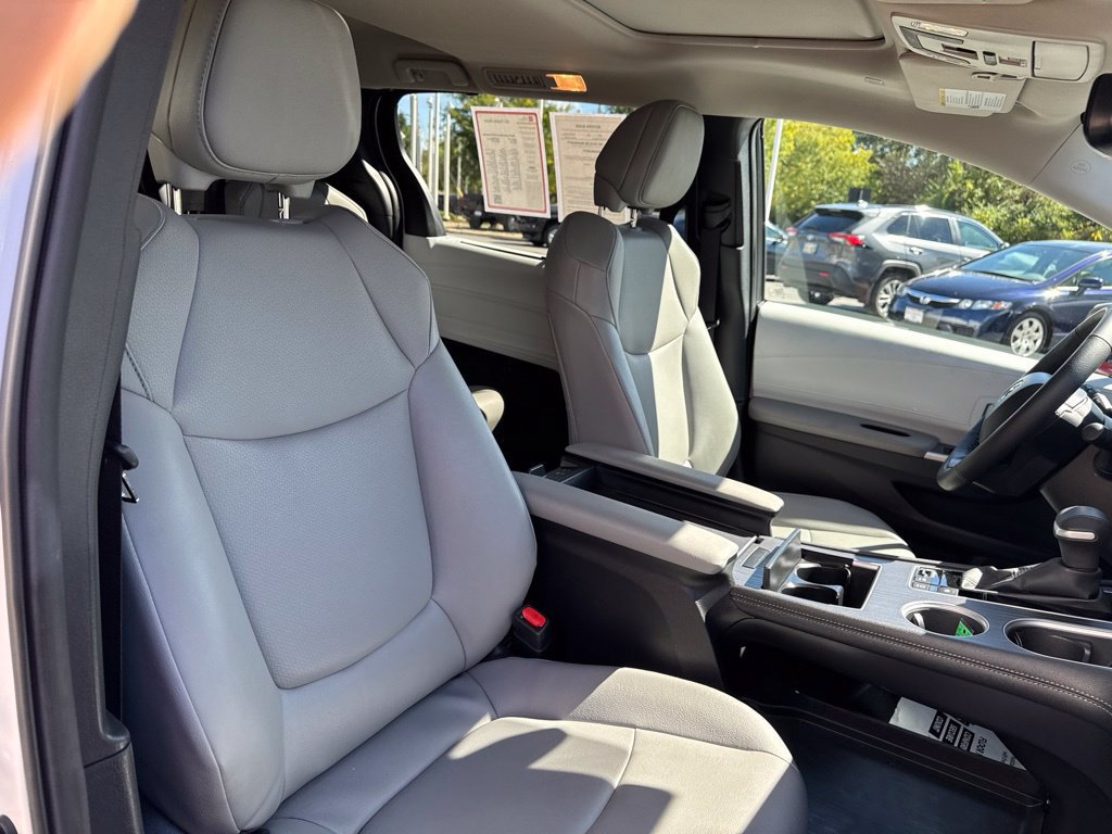 Certified 2026 Toyota Sienna XLE FWD image 35