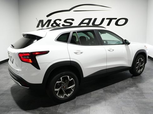 Used 2025 Chevrolet Trax LT w/ LT Convenience Package FWD image 9