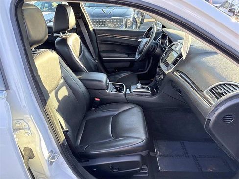 Used 2019 Chrysler 300 Limited w/ Safetytec Plus Group image 9