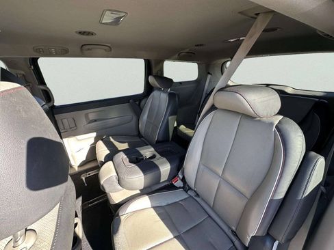 Used 2017 Kia Sedona LX w/ LX Essentials Premium Package FWD image 18