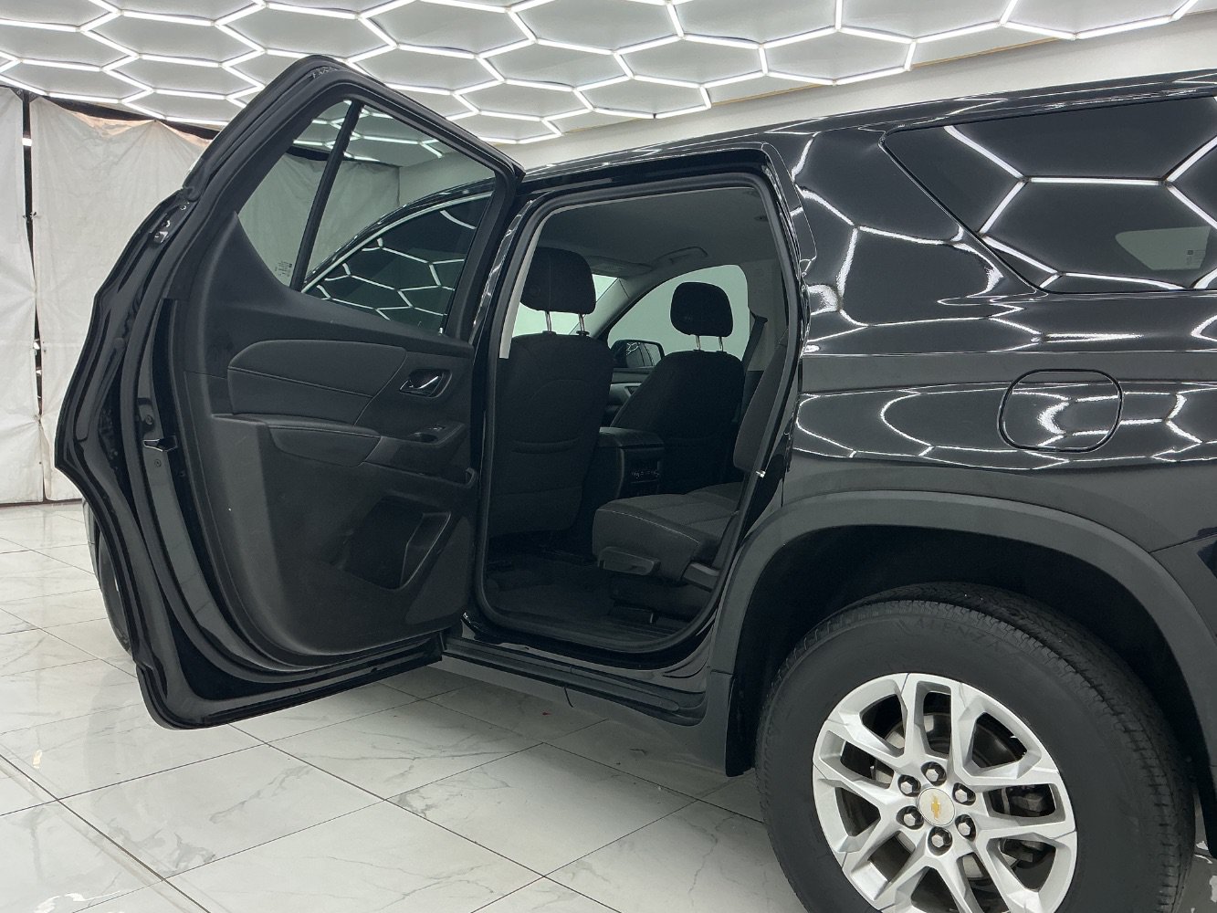 Used 2021 Chevrolet Traverse LS AWD/4WD image 21