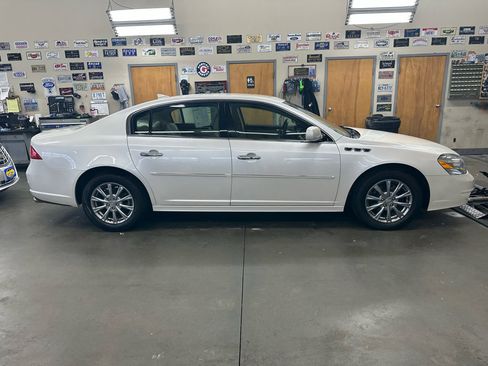 Used 2011 Buick Lucerne CXL image 4