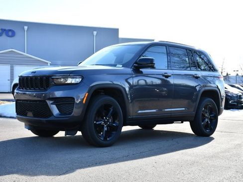 Used 2022 Jeep Grand Cherokee Altitude image 3