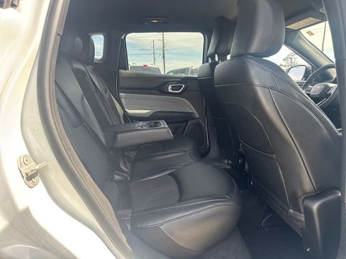 Used 2024 Jeep Compass Latitude AWD/4WD image 16