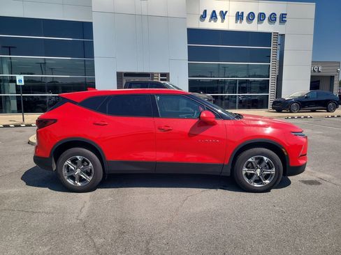 Used 2023 Chevrolet Blazer LT image 2