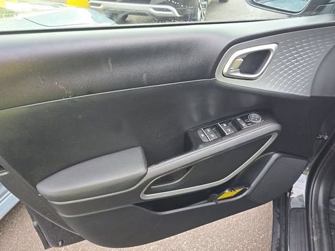 Used 2025 Kia Soul LX w/ LX Technology Package FWD image 7