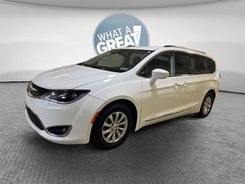 Used 2017 Chrysler Pacifica Touring-L image 8