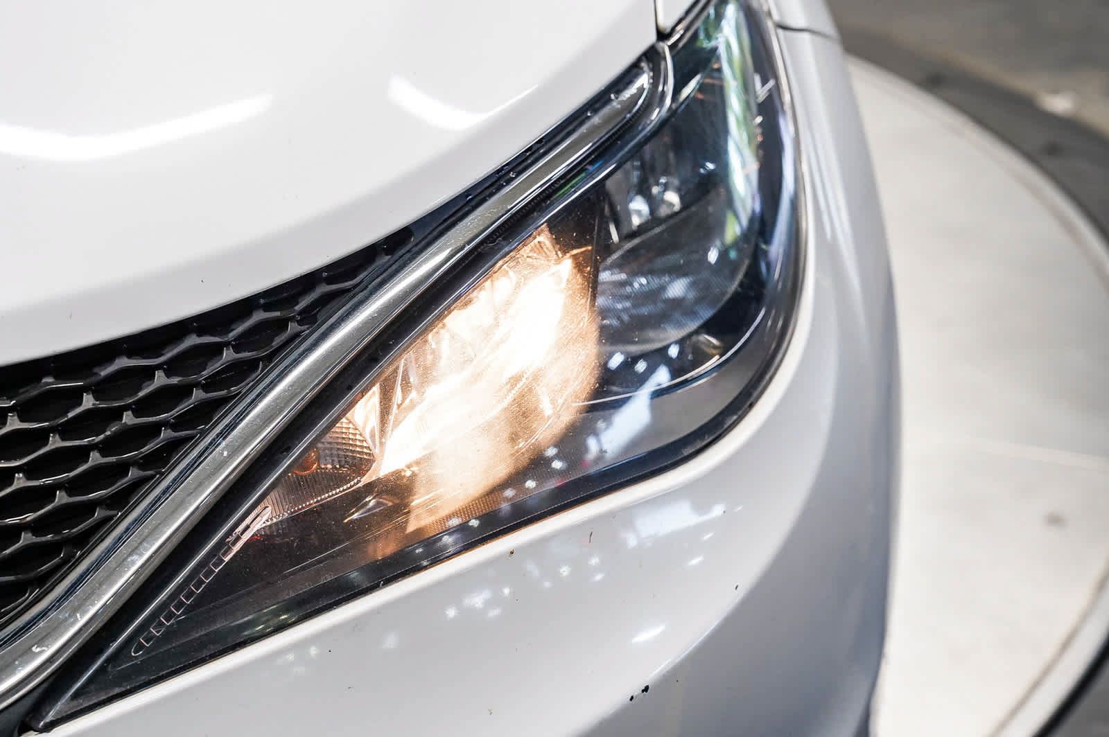 Used 2017 Chrysler Pacifica Touring FWD image 7