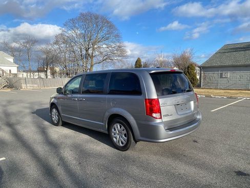 Used 2018 Dodge Grand Caravan SE w/ UConnect Hands-Free Group image 8