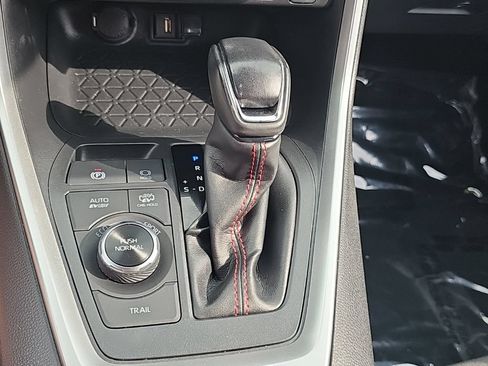Used 2022 Toyota RAV4 SE w/ Weather & Moonroof Package AWD/4WD image 8