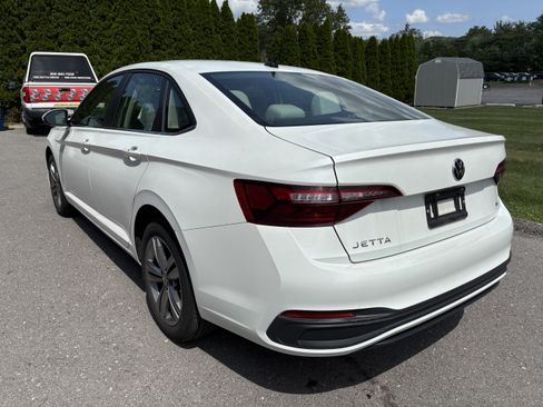 Used 2024 Volkswagen Jetta SE FWD image 6