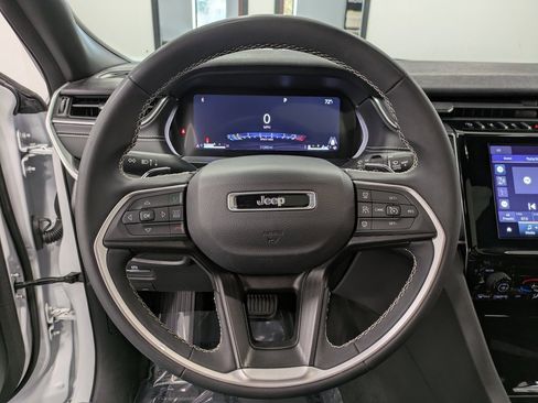 Used 2024 Jeep Grand Cherokee Laredo X image 19