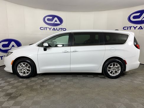 Used 2022 Chrysler Voyager LX image 6