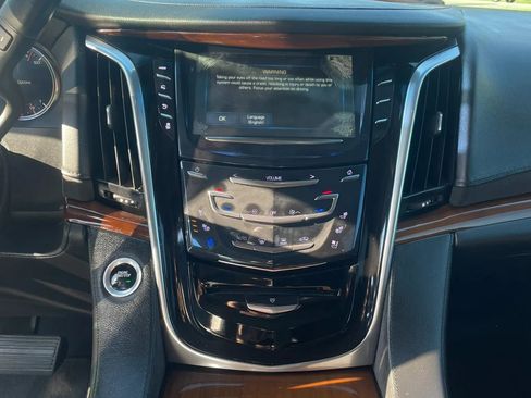 Used 2018 Cadillac Escalade ESV Premium Luxury AWD/4WD image 31