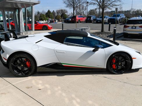 Used 2018 Lamborghini Huracan Performante image 4