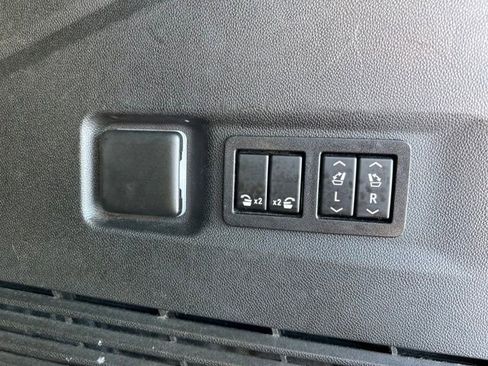 Used 2022 GMC Yukon XL Denali image 11