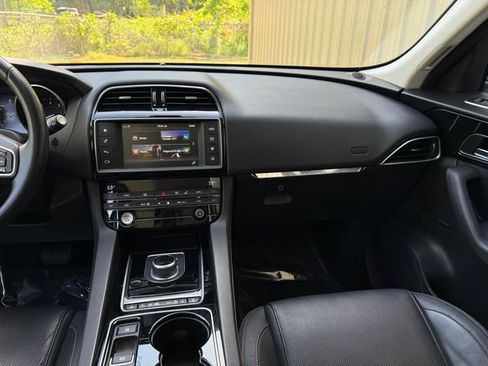 Used 2017 Jaguar F-PACE Prestige image 15