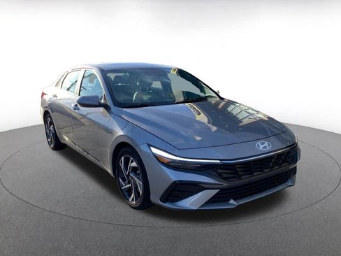 Used 2025 Hyundai Elantra SEL image 1