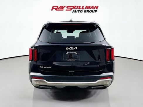 Used 2024 Kia Sorento S image 6