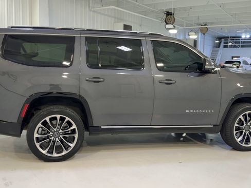 Used 2022 Jeep Wagoneer Series III w/ Premium Group I AWD/4WD image 2