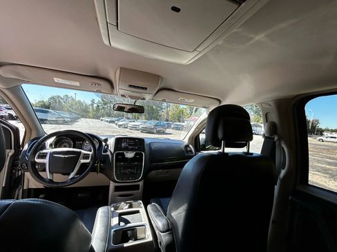 Used 2016 Chrysler Town & Country Touring image 31