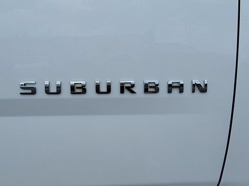 Used 2020 Chevrolet Suburban LT w/ Luxury Package RWD image 30
