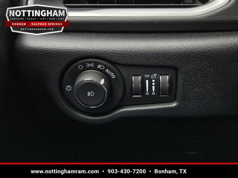 Used 2025 Chrysler Pacifica Select FWD image 19