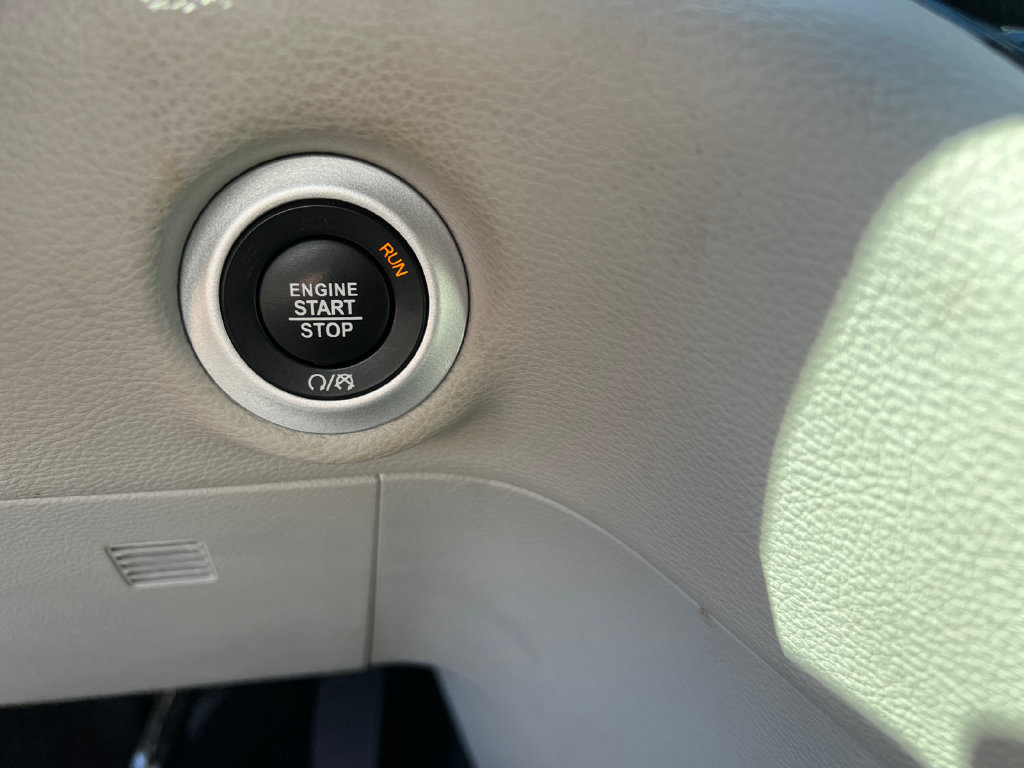 Used 2024 Chrysler Pacifica Limited FWD image 31