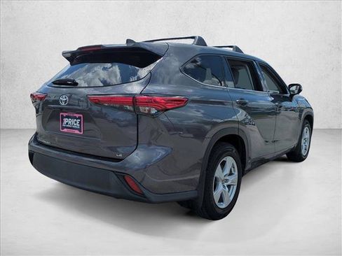 Used 2022 Toyota Highlander LE FWD image 5