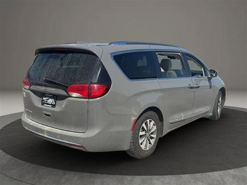 Used 2020 Chrysler Pacifica Touring-L Plus FWD image 4