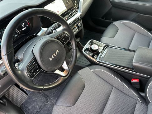 Used 2022 Kia Niro EX image 10