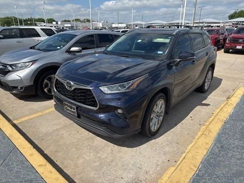 Used 2023 Toyota Highlander Limited FWD image 3