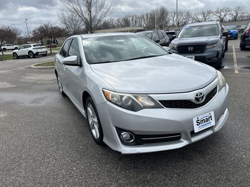 Used 2014 Toyota Camry SE image 2